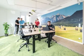 Coworking-Bereich mit Personen und höhenverstellbaren Tischen im Coworking Space RIvvers Bochum-FiftyOne auf dem Gelände MArk 51 7.