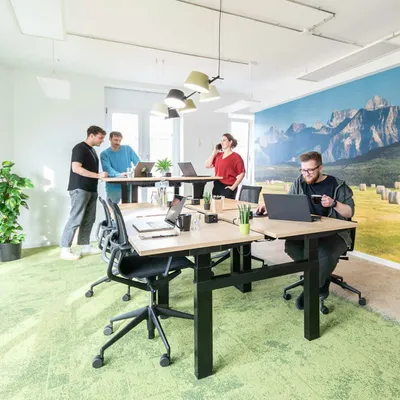 Coworking-Bereich mit Personen und höhenverstellbaren Tischen im Coworking Space RIvvers Bochum-FiftyOne auf dem Gelände MArk 51  7.