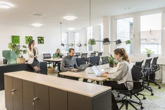 Coworking-Bereich mit arbeitenden Personen im Coworking Space Rivvers Dortmund-Westfalenpark