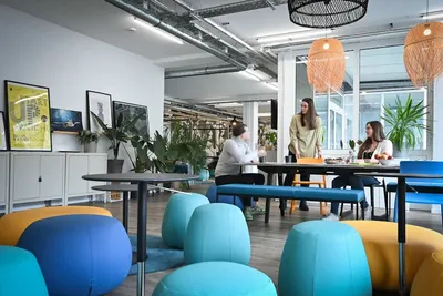 Loungebereich des Coworkingspace Rivvers Bochum-Bermuda3eck