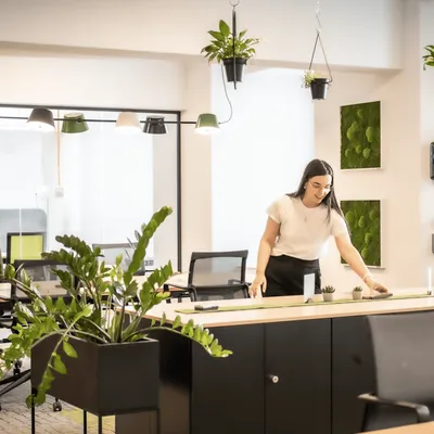 Aufräumende Person im Coworking-Bereich im Coworking Space Rivvers in Essen Innenstadt