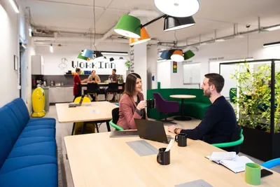 Coworking-Bereich mit vielen Personen Coworking Space Rivvers in Mülheim Innenstadt