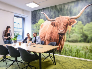 Drei Personen im Meetingraum im Coworking Space Rivvers Dortmund-CityCenter in der Dortmunder Innenstadt.