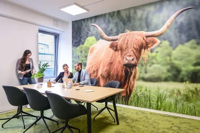 Drei Personen im Meetingraum im Coworking Space Rivvers Dortmund-CityCenter in der Dortmunder Innenstadt.