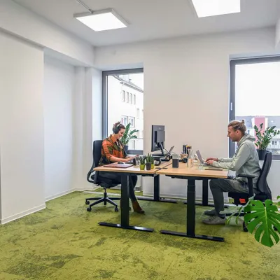 Ausgestattetes Büro mit zwei arbeitenden Personen im Coworking Space Rivvers Dortmund-CityCenter in der Dortmunder Innenstadt.