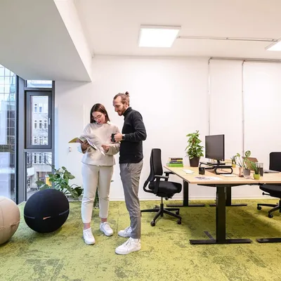 Ausgestattetes Büro mit zwei Personen im Coworking Space Rivvers Dortmund-CityCenter in der Dortmunder Innenstadt.