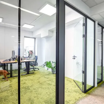 Ausgestattetes Büro mit kompletter Glasfront im Coworking Space Rivvers Dortmund-CityCenter in der Dortmunder Innenstadt.