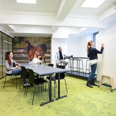 Seminarraum mit mehreren Personen im Coworking Space Rivvers Dortmund-CityCenter in der Dortmunder Innenstadt.