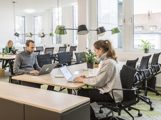 Coworking-Bereich mit arbeitenden Personen im Coworking Space Rivvers Dortmund-Westfalenpark