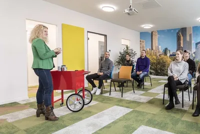 Seminarraum in Theaterbestuhlung mit Personen im Coworking Space Rivvers Dortmund-Westfalenpark.
