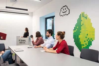 Seminarraum mit Personen im Coworking Space Rivvers in Mülheim Innenstadt